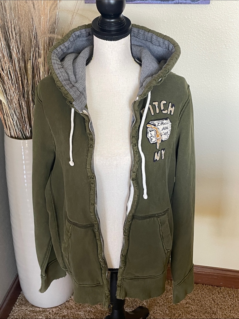 Vtg 90’s Abercrombie & Fitch
Heavy Hoodie Distressed Lake Placid Indian Head L